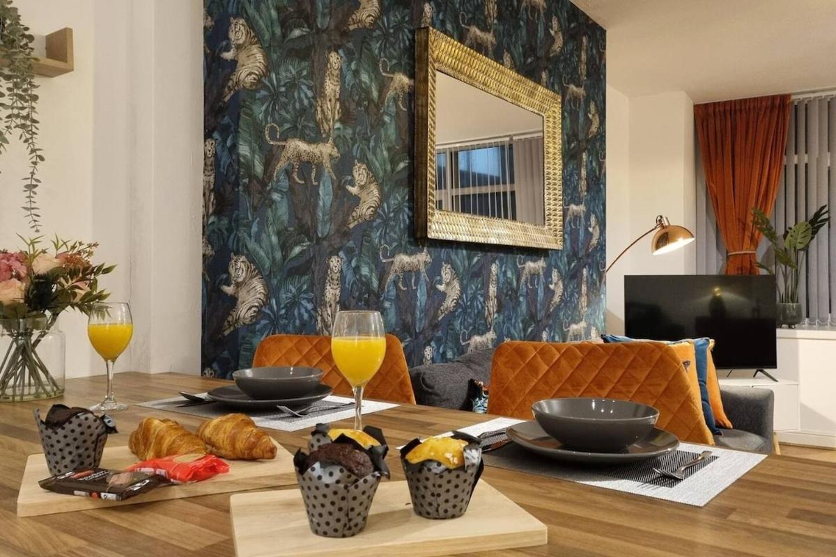 Explorer's Rest - Elegant Base By Historic - Charming Apartment *